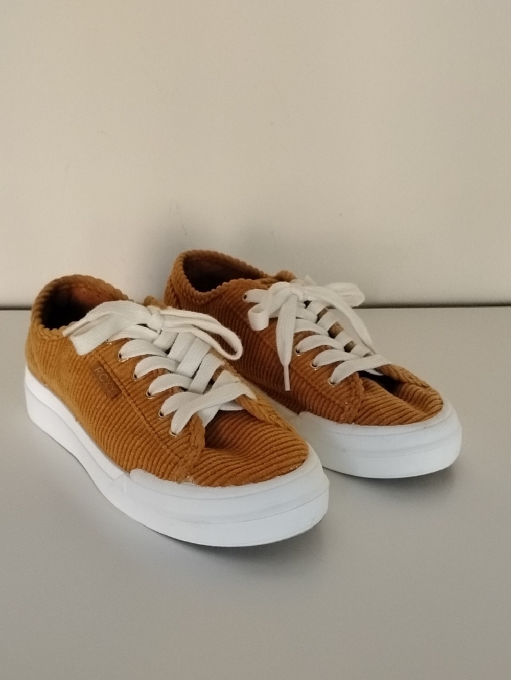 Roxy Women's Size 8.5 Corduroy Sneakers in Tan with White Laces